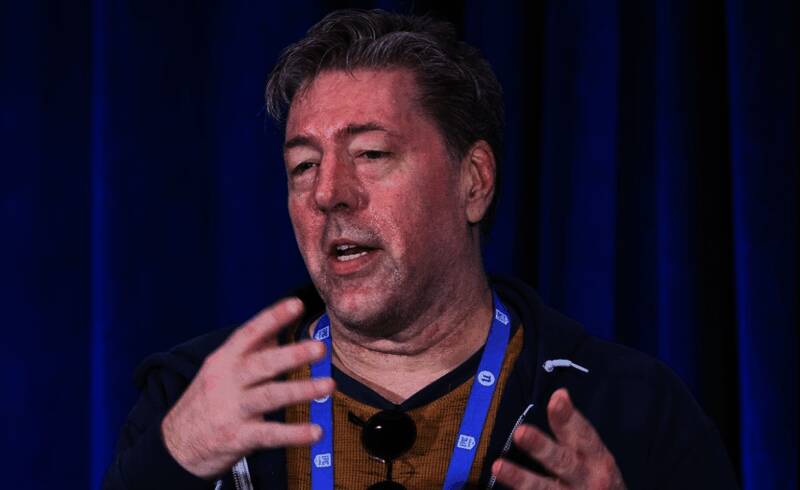 朱利安·勒菲与泰德·彼得森早期工作照，两人在电脑前认真讨论游戏设计