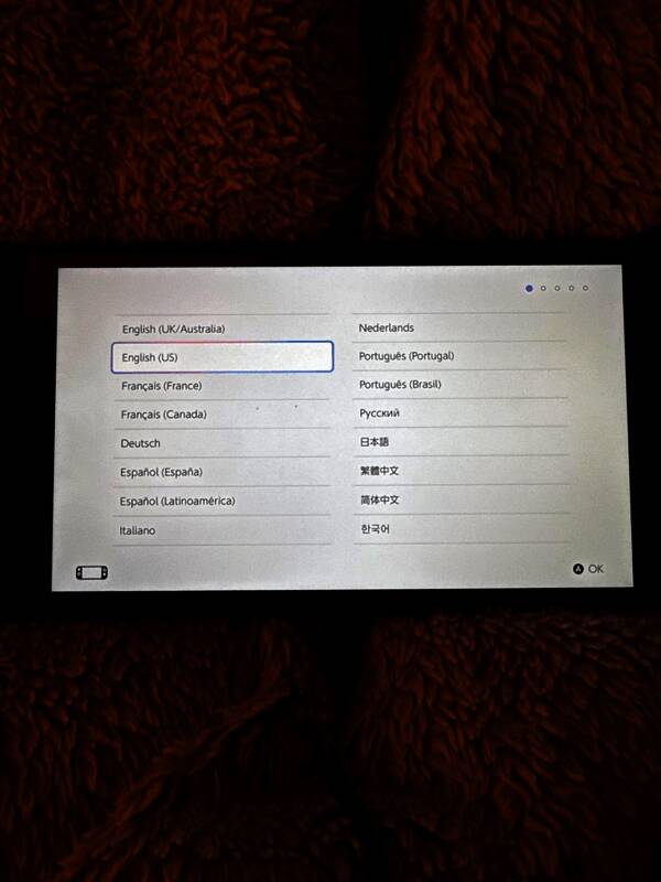 拍卖物品陈列图，包含主机、订书机、订书钉及认证文件