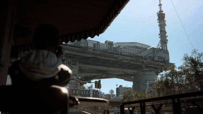 角色全身装备展示，包括机械臂、能量盾与多种武器组合