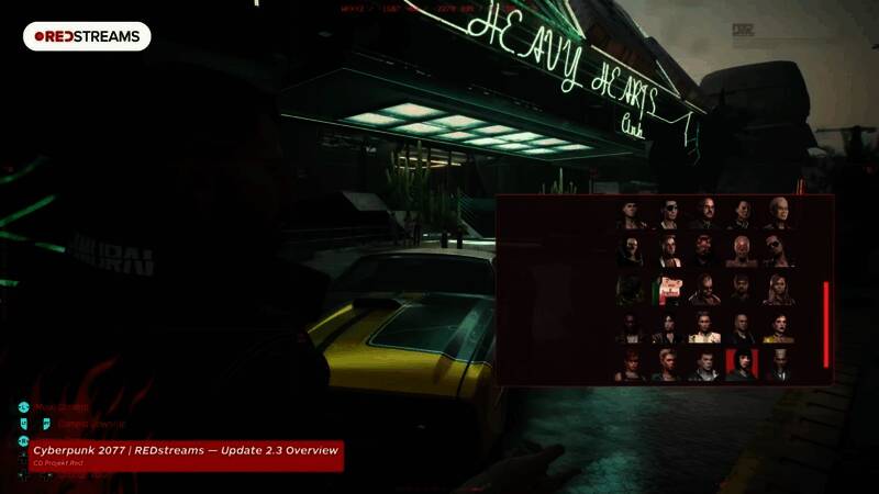 《赛博朋克2077》2.3版本实机截图，角色在夜之城中与全息广告互动