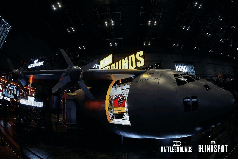 PUBG展台巨型飞机造型全景，灯光炫酷，玩家排队入场