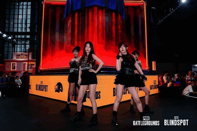 COSER还原PUBG角色持枪站立，背景为游戏地图投影