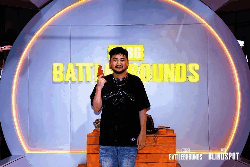 玩家正在试玩《PUBG: BLINDSPOT》，神情专注