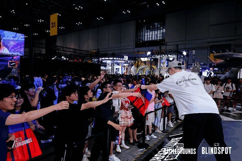 《PUBG: BLINDSPOT》游戏画面展示，角色在城市中潜行作战