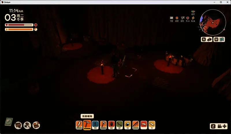 矿洞地面布满密集的铁矿脉，呈现出深灰色夹杂金属光泽的纹理