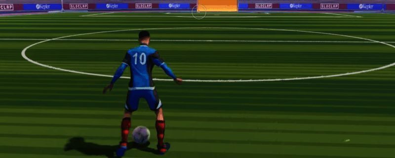 玩家使用CTRL键进行控球操作的游戏画面，角色贴近足球，准备变向突破