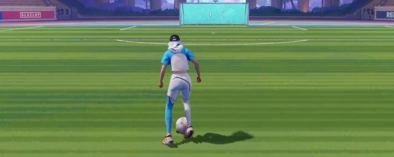 《开球！REMATCH》游戏中玩家正在进行长传操作，画面显示传球轨迹线与队友跑位路径的精准匹配