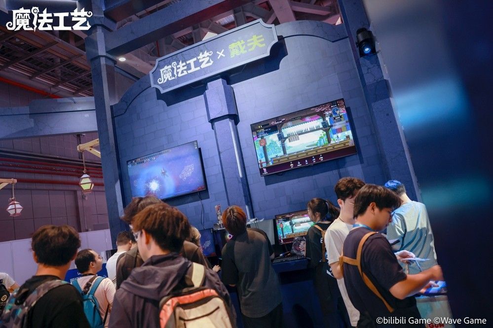 巨型大王鱿鱼雕塑矗立展区中央，周围玩家围拢拍照，灯光映衬下极具视觉冲击力