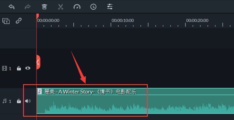 音频文件被鼠标拖动至时间轴上的音频轨道，轨道清晰标注时间刻度，便于定位