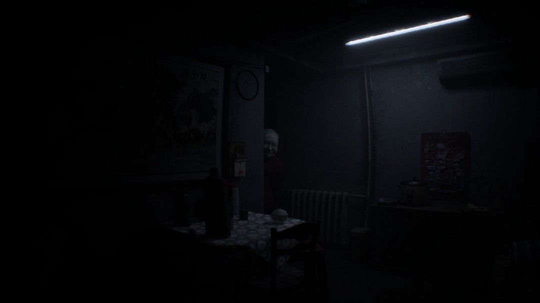 《凶寓》恐怖场景，昏暗走廊尽头出现模糊人影，墙上布满诡异涂鸦