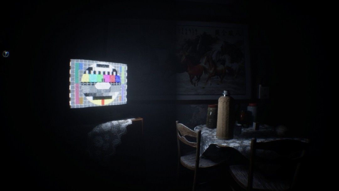 主角手持摄像机在公寓内探索，屏幕显示雪花干扰，角落浮现半透明人形