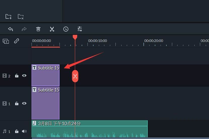 时间线上显示两个相同的字幕轨道，上方轨道处于选中状态