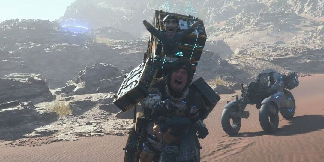 《死亡搁浅2》中偶人站在山姆身旁，身穿破旧长袍，面容苍白，眼神空洞，仿佛随时会开口说话