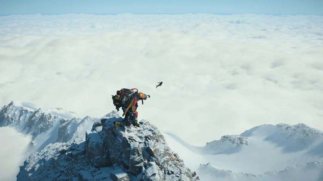 偶人近距离特写，面部细节清晰，嘴角微微上扬，表情诡异，背景昏暗充满压迫感