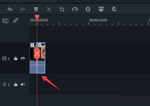 时间线上主视频被精确切割成两段，光标定位在分割点位置