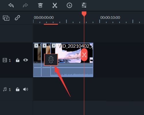 两个视频片段之间已添加转场效果，时间线显示过渡区域呈弧形连接