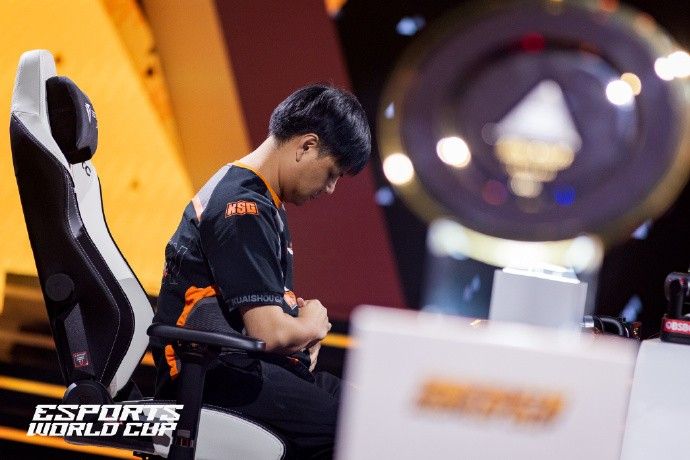 EWC《饿狼传说》决赛现场，曾卓君专注对战，屏幕显示激烈对战画面