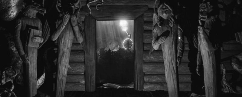 《独眼利霍》游戏实机画面，昏暗的室内环境中，主角手持手电筒缓缓前行，墙上映出诡异的影子，营造出强烈的恐怖氛围