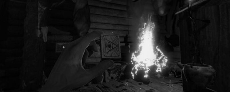 《独眼利霍》游戏主视觉图，昏暗场景中一名独眼角色伫立，背景充满诡异符号与阴影，营造出强烈恐怖氛围