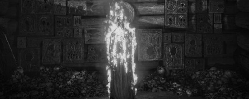 《独眼利霍》游戏主视觉图，灰暗色调下一位黑衣老妇轮廓浮现于森林深处，氛围阴森诡异