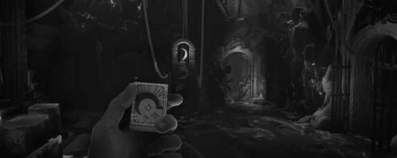 《独眼利霍》游戏主视觉图，昏暗场景中一名神秘角色背对镜头站立，周围弥漫着诡异雾气，营造出强烈的恐怖氛围