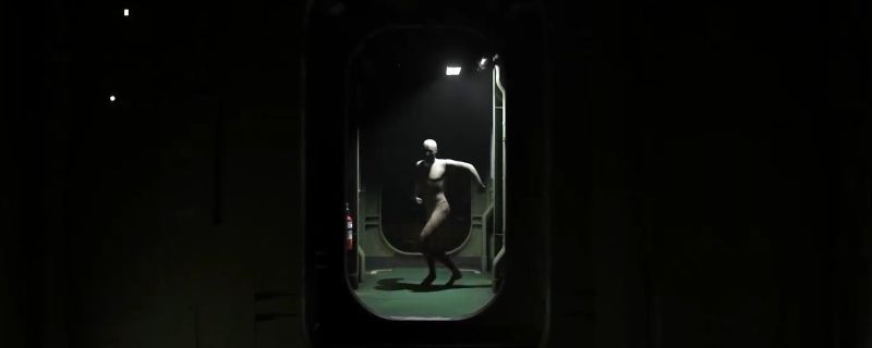 《死亡搁浅2》中触发的惊悚CG画面，一名神秘人影在昏暗的休息室内诡异起舞，光影交错营造出强烈恐怖氛围