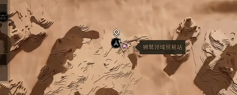 《沙丘：觉醒》中狮鹫领域贸易站的俯瞰视角，营地建于沙地中，四周环绕防御工事，远处可见沙丘连绵