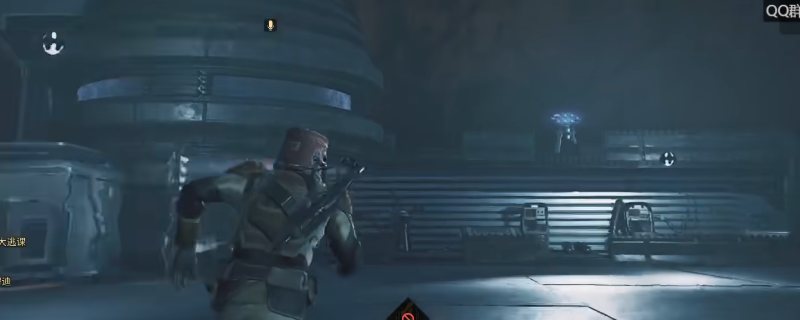 家族后勤官NPC立于沙漠营地中央，身着褐色长袍，背后为木质储物架，上方悬浮任务提示框