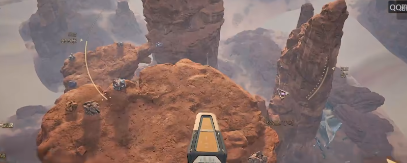 《沙丘：觉醒》中伊佛里特山脉阿尔沙尔克左侧高地的俯视图，岩石平台上标记出多个适合建造基地的位置，周围可见稀疏植被与矿物矿脉