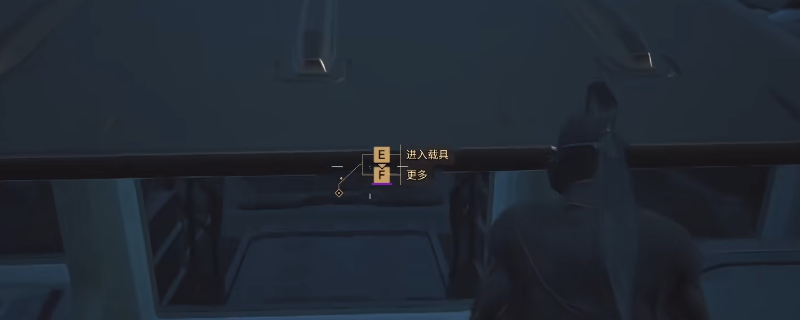 《沙丘：觉醒》中运输机在沙漠上空缓慢飞行的场景，机身庞大呈灰黄色调，下方为连绵沙丘与零星基地设施