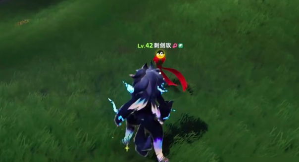 游戏内黑夜模式实机画面：幽蓝月光笼罩草原，地面泛起微弱荧光，三只不同形态的闪光宠物（带星环标识）在草丛中若隐若现