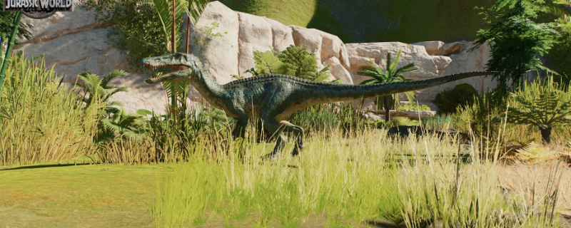 《侏罗纪世界：进化3》游戏内高清建模画面：一只体型壮硕的剑龙伫立于热带雨林边缘，背部两排对称骨板泛着微光，粗壮后肢支撑身体，长尾末端高高扬起，姿态警觉而威严