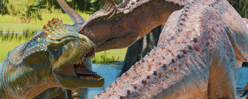 《侏罗纪世界：进化3》游戏内鸭嘴龙群栖息场景：数只体态修长的鸭嘴龙在阳光斑驳的林间水畔悠然觅食，其中一只雄性个体头顶橙红扇形头冠清晰可见，背景可见木质观景栈道与远处旋转木马式游乐设施