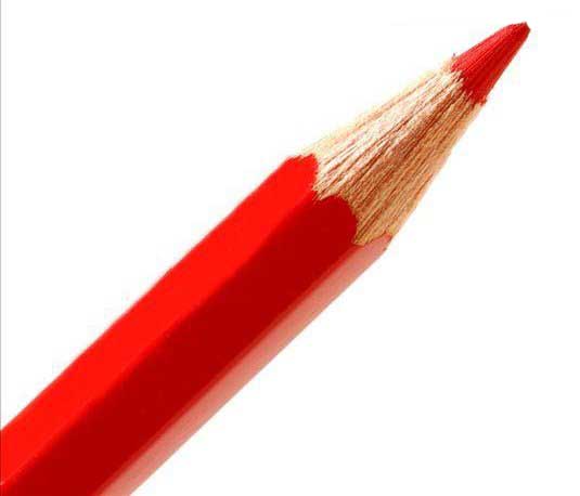 经典六角木质铅笔特写，黄漆表面有细微划痕，石墨笔芯露出约5mm，背景已精准抠除