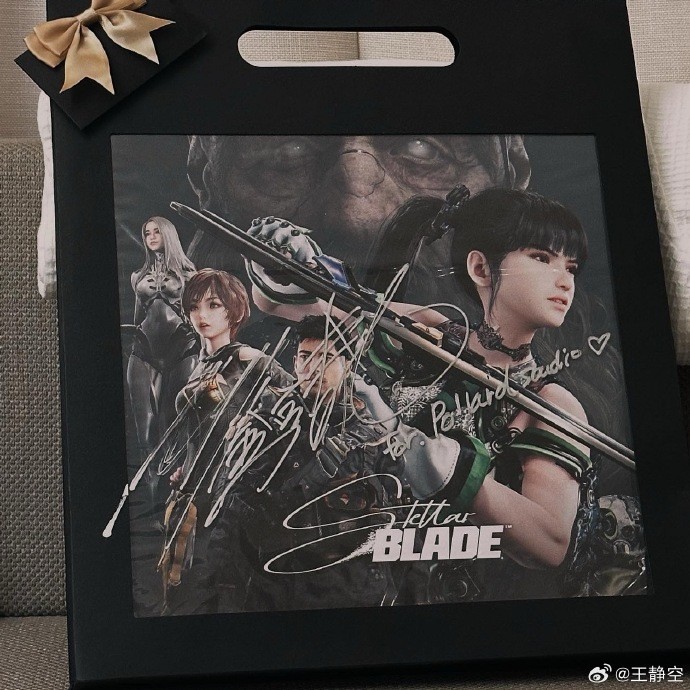 游戏UI界面特写：泛黄纸张质感的案件档案，右侧悬浮着可拖拽的‘证词矛盾点’标签与‘监控时间戳’标记工具