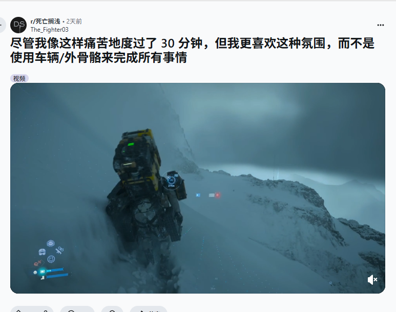 《死亡搁浅2》游戏实机画面：主角独自行走在荒芜干旱的澳洲红土高原上，背包沉重，身影渺小，远处风沙弥漫，无任何载具或机械辅助痕迹